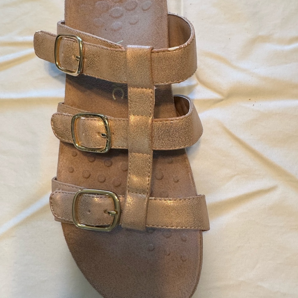 Vionic Misa Triple Strap Buckle Sandals in Metallic Rose Gold - Picture 3 of 7